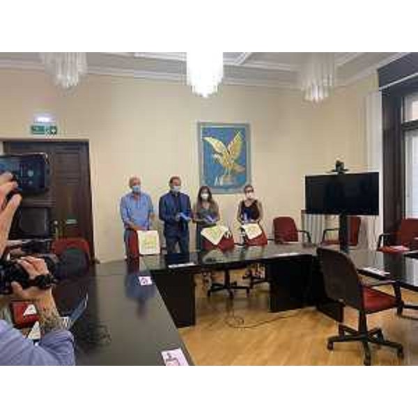 L'assessore Scoccimarro e la Fipe con le borracce Eco Fvg - L'assessore Scoccimarro e la Fipe con le borracce Eco Fvg