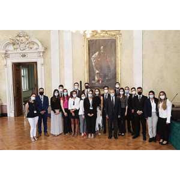 Gli studenti di "Origini Italia" con il direttore del corso Stefano Pilotto nel Palazzo della Regione di Trieste - Gli studenti di "Origini Italia" con il direttore del corso Stefano Pilotto nel Palazzo della Regione di Trieste