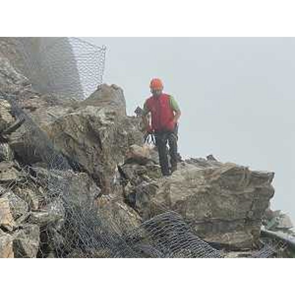 Le operazioni di rimozione della frana precipitata dal monte Crostis. - Le operazioni di rimozione della frana precipitata dal monte Crostis.