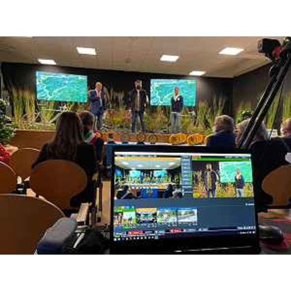 L'ex iridato Daniele Pontoni e il team manager azzurro Roberto Amadio sul palco - L'ex iridato Daniele Pontoni e il team manager azzurro Roberto Amadio sul palco