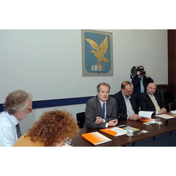 Roberto Cosolini (Assessore regionale al lavoro, formazione, università e ricerca), Enrico Bertossi (Assessore regionale alle attività produttive) e Fabio de Visintini (Direttore della Comunicazione della Regione) alla conferenza stampa di presentazione (Trieste, 15/05/06)