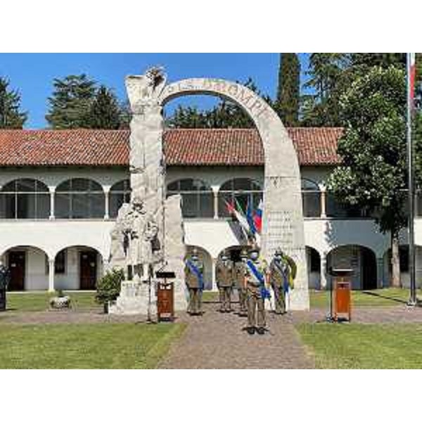 Il generale di corpo d'armata Claudio Berto con i generali di brigata Alberto Vezzoli e Fabio Majoli - Il generale di corpo d'armata Claudio Berto con i generali di brigata Alberto Vezzoli e Fabio Majoli