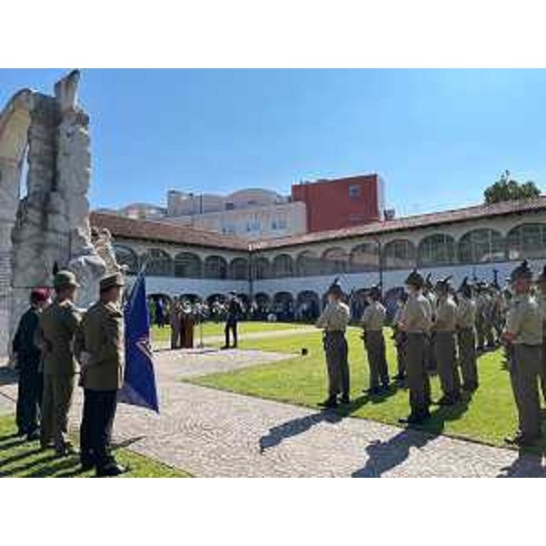 Rappresentanze schierate nel chiostro della caserma Di Prampero di Udine - Rappresentanze schierate nel chiostro della caserma Di Prampero di Udine