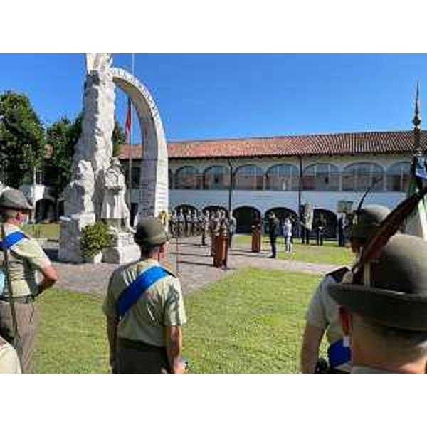 Una fase della cerimonia nel chiostro della caserma Di Prampero di Udine - Una fase della cerimonia nel chiostro della caserma Di Prampero di Udine