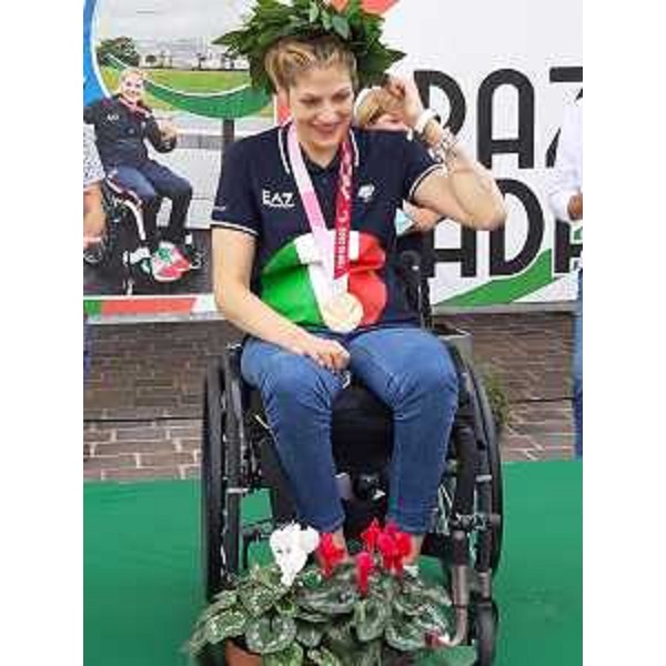 Giada Rossi con la corona d'alloro donata dalla Regione - Giada Rossi con la corona d'alloro donata dalla Regione