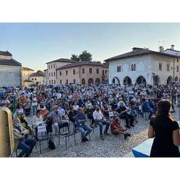 Gli spilimberghesi che oggi si sono radunati in piazza Duomo per accolgiere la medaglia olimpica di Tokyo nell'handbike Katia Aere - Gli spilimberghesi che oggi si sono radunati in piazza Duomo per accolgiere la medaglia olimpica di Tokyo nell'handbike Katia Aere