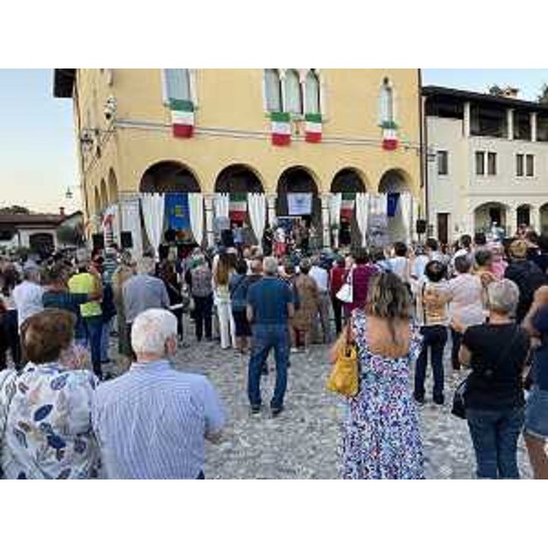 Gli spilimberghesi che oggi si sono radunati in piazza Duomo per accolgiere la medaglia olimpica di Tokyo nell'handbike Katia Aere - Gli spilimberghesi che oggi si sono radunati in piazza Duomo per accolgiere la medaglia olimpica di Tokyo nell'handbike Katia Aere