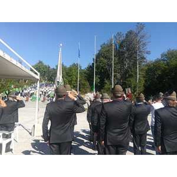 Il momento dell'Alzabandiera sul monte Bernadia - Il momento dell'Alzabandiera sul monte Bernadia