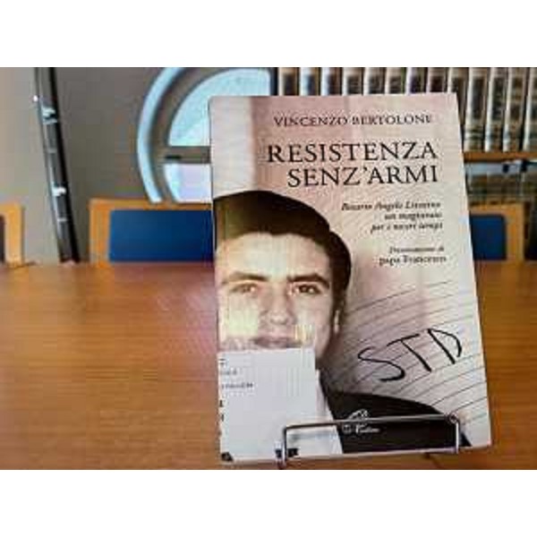 Il volume dedicato a Rosario Angelo Livatino, esposto nella Biblioteca Livio Paladin del Cr Fvg - Il volume dedicato a Rosario Angelo Livatino, esposto nella Biblioteca Livio Paladin del Cr Fvg