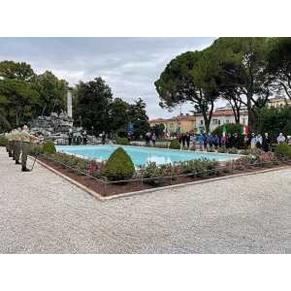 Picchetto d'onore e autorità davanti al Monumento Centrale nel parco delle Rimembranze a Gorizia - Picchetto d'onore e autorità davanti al Monumento Centrale nel parco delle Rimembranze a Gorizia