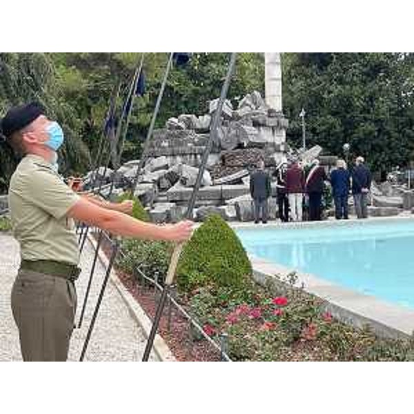 La deposizione della corona alla base del Monumento Centrale - La deposizione della corona alla base del Monumento Centrale