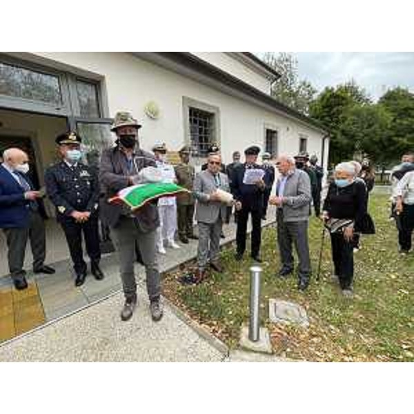 La consegna dei riconoscimenti alle famglie dei caduti davanti al Museo storico della Campagna di Russia - La consegna dei riconoscimenti alle famglie dei caduti davanti al Museo storico della Campagna di Russia