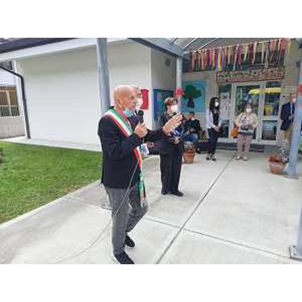 Un momento della cerimonia di intitolazione della scuola, a Montenars - Un momento della cerimonia di intitolazione della scuola, a Montenars