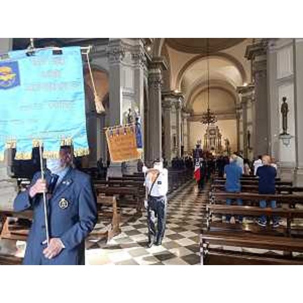 I labari delle associazioni d'Arma escono dal duomo di San Daniele - I labari delle associazioni d'Arma escono dal duomo di San Daniele