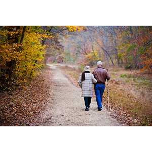 Una coppia di anziani a passeggio - Una coppia di anziani a passeggio