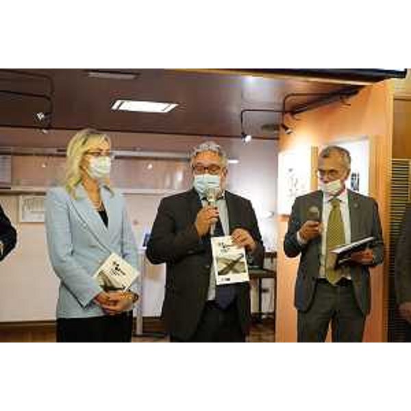 L'assessore alla Cultura del Comune di Spilimbergo, Anna Bidoli, il sindaco della cittadina, Enrico Sarcinelli, e il presidente del Consiglio regionale, Piero Mauro Zanin - L'assessore alla Cultura del Comune di Spilimbergo, Anna Bidoli, il sindaco della cittadina, Enrico Sarcinelli, e il presidente del Consiglio regionale, Piero Mauro Zanin 