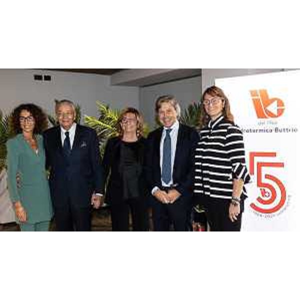 L'assessore regionale alle Attività produttive Sergio Emidio Bini con la famiglia Paravano, titolare della Termotecnica di Buttrio che ha festeggiato i 55 anni di attività - L'assessore regionale alle Attività produttive Sergio Emidio Bini con la famiglia Paravano, titolare della Termotecnica di Buttrio che ha festeggiato i 55 anni di attività