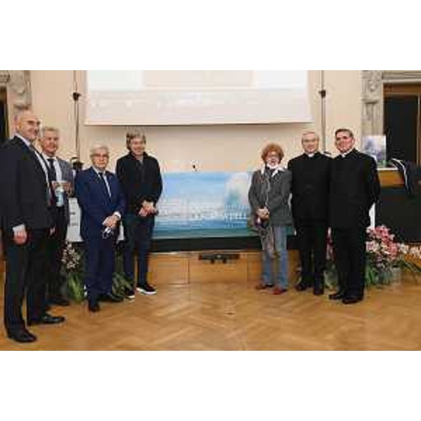 Una fase dell'incontro di presentazione della mostra "Le forme dell'infinito" svoltasi a Udine - Una fase dell'incontro di presentazione della mostra "Le forme dell'infinito" svoltasi a Udine
