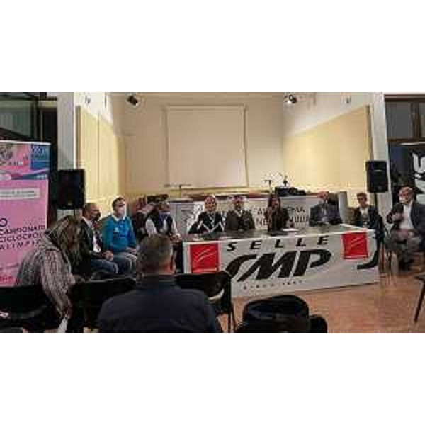 La presentazione dei Campionati italiani assoluti di ciclocross paralimpico con al centro l'assessore regionale Barbara Zilli - La presentazione dei Campionati italiani assoluti di ciclocross paralimpico con al centro l'assessore regionale Barbara Zilli