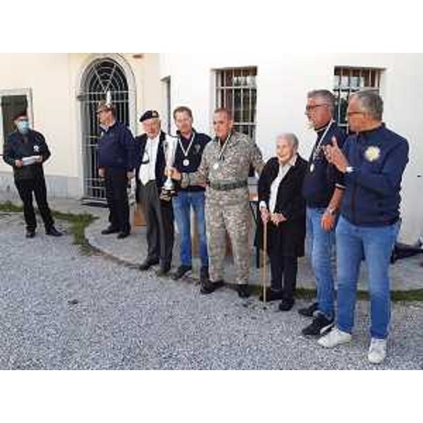 Il presidente del Consiglio regionale, Piero Mauro Zanin, alla premiazione del trofeo Movm Del Din accanto a Paola Del Din - Il presidente del Consiglio regionale, Piero Mauro Zanin, alla premiazione del trofeo Movm Del Din accanto a Paola Del Din