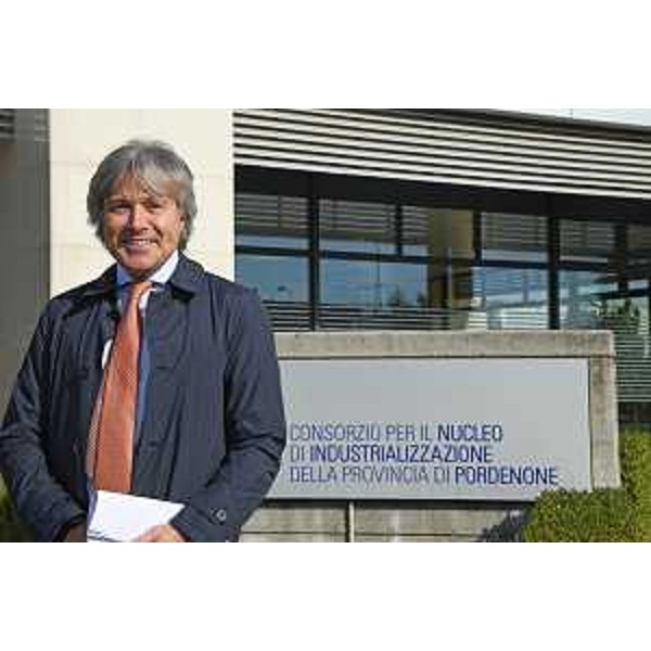 L'assessore regionale alle Attività produttive e turismo, Sergio Emidio Bini, nella sede del Consorzio per il nucleo di industrializzazione della provincia di Pordenone (Nip) - Maniago, 13 ottobre 2021 - L'assessore regionale alle Attività produttive e turismo, Sergio Emidio Bini, nella sede del Consorzio per il nucleo di industrializzazione della provincia di Pordenone (Nip) - Maniago, 13 ottobre 2021