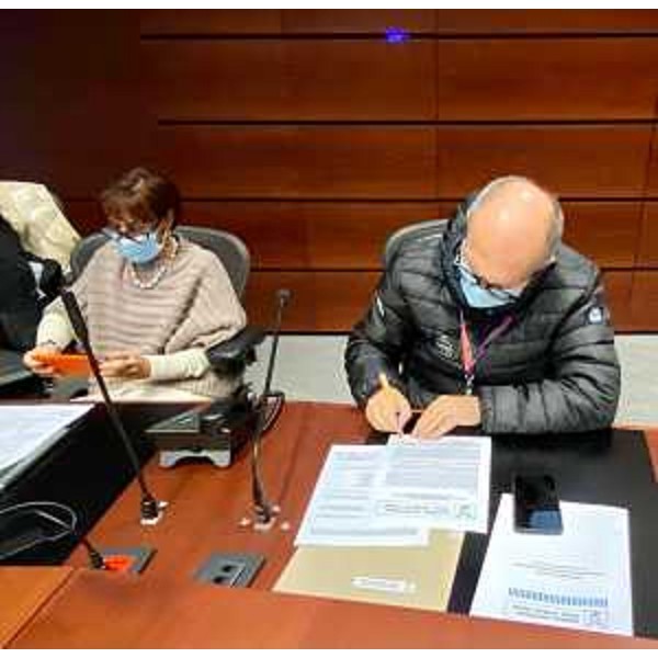 Il vicegovernatore del Friuli Venezia Giulia con delega alla Salute, Riccardo Riccardi, dopo la firma dellaccordo tra Regione, Cgil, Cisl, Uil, Fials e Fsi sullallocazione e i criteri di utilizzo delle risorse destinate al comparto della Sanità. - Il vicegovernatore del Friuli Venezia Giulia con delega alla Salute, Riccardo Riccardi, dopo la firma dellaccordo tra Regione, Cgil, Cisl, Uil, Fials e Fsi sullallocazione e i criteri di utilizzo delle risorse destinate al comparto della Sanità. 