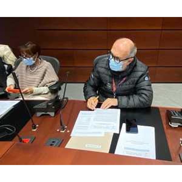 Il vicegovernatore del Friuli Venezia Giulia con delega alla Salute, Riccardo Riccardi, dopo la firma dellaccordo tra Regione, Cgil, Cisl, Uil, Fials e Fsi sullallocazione e i criteri di utilizzo delle risorse destinate al comparto della Sanità. - Il vicegovernatore del Friuli Venezia Giulia con delega alla Salute, Riccardo Riccardi, dopo la firma dellaccordo tra Regione, Cgil, Cisl, Uil, Fials e Fsi sullallocazione e i criteri di utilizzo delle risorse destinate al comparto della Sanità. 