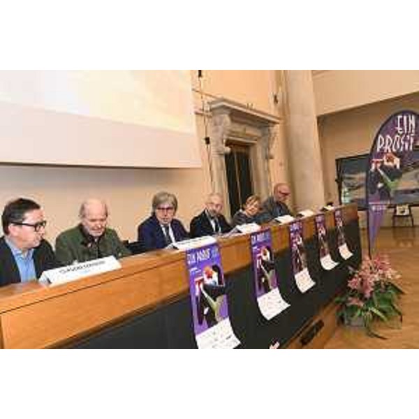 L'assessore regionale alle Attività prouttive e al Turismo Sergio Emidio Bini (al centro) alla presentazione di Ein Prosit a Udine - L'assessore regionale alle Attività prouttive e al Turismo Sergio Emidio Bini (al centro) alla presentazione di Ein Prosit a Udine