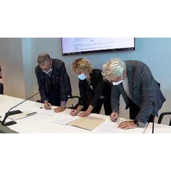 Lassessore regionale alle Finanze Barbara Zilli ha siglato a Udine la convenzione con le Camere di commercio della Venezia Giulia e di Pordenone-Udine per il ristoro ai risparmiatori coinvolti nei fallimenti delle coop - Udine, 14 ottobre 2021 - Lassessore regionale alle Finanze Barbara Zilli ha siglato a Udine la convenzione con le Camere di commercio della Venezia Giulia e di Pordenone-Udine per il ristoro ai risparmiatori coinvolti nei fallimenti delle coop - Udine, 14 ottobre 2021