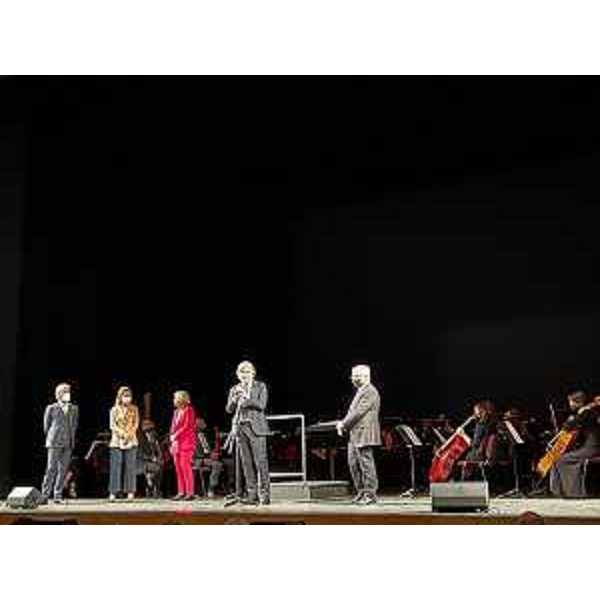 L'assessore regionale alle Attività produttive Sergio Emidio Bini alla serata di inaugurazione al Teatro Nuovo di Udine della mostra "La forma del'infinito" - L'assessore regionale alle Attività produttive Sergio Emidio Bini alla serata di inaugurazione al Teatro Nuovo di Udine della mostra "La forma del'infinito"