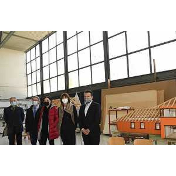 L'assessore Rosolen, seconda da destra, all'inaugurazione delle cinque nuove aule dell'Isis Fermo Solari di Tolmezzo - L'assessore Rosolen, seconda da destra, all'inaugurazione delle cinque nuove aule dell'Isis Fermo Solari di Tolmezzo