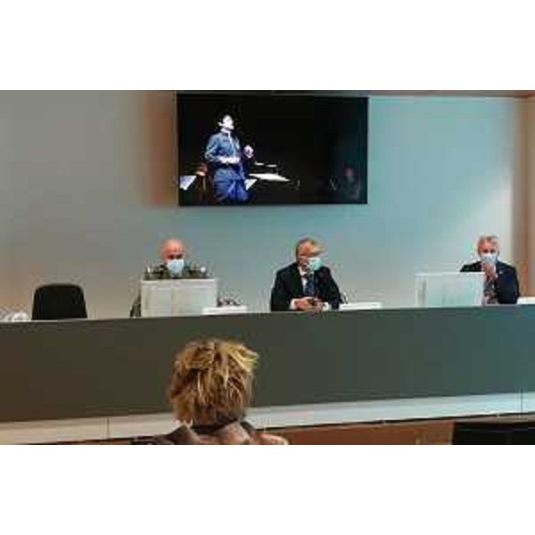 Il presidente Zanin (al centro) tra il generale Ugo Cillo (a sinistra) e l'assessore udinese Fabrizio Cigolot - Il presidente Zanin (al centro) tra il generale Ugo Cillo (a sinistra) e l'assessore udinese Fabrizio Cigolot
