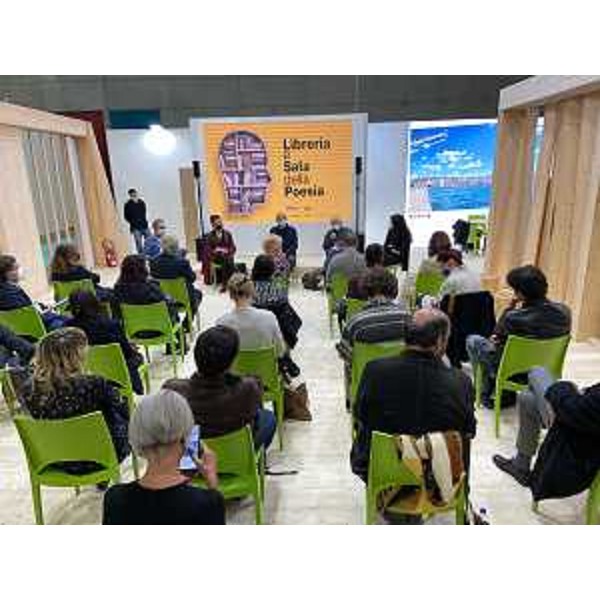 Il pubblico presente ad uno degli eventi dedicati alla poesia, ospitati nello stand del Friuli Venezia Giulia al Salone del libro di Torino - Il pubblico presente ad uno degli eventi dedicati alla poesia, ospitati nello stand del Friuli Venezia Giulia al Salone del libro di Torino