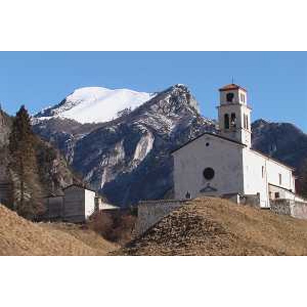 Tramonti di Sopra (Pordenone) e Monte Rest sullo sfondo. Foto: Archivio del Corpo forestale regionale - Marco Pradella