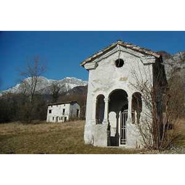 Capitello a Prà della Zorza in Val Mujè, nei pressi di Frisanco (Pordenone). Foto: Archivio del Corpo forestale regionale - Marco Pradella