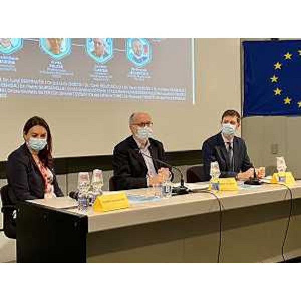 Il tavolo dei relatori della tavola rotonda svoltasi a Pordenone. Da sinsitra: Barbara Mangiacavalli, Presidente della Federazione Nazionale Ordini Professioni Infermieristiche, il vicegovernatore del Friuli Venezia Giulia Riccardo Riccardi e Achille di Falco, Direttore dellUfficio formazione dellAgenzia nazionale per i servizi sanitari regionali - Il tavolo dei relatori della tavola rotonda svoltasi a Pordenone. Da sinsitra: Barbara Mangiacavalli, Presidente della Federazione Nazionale Ordini Professioni Infermieristiche, il vicegovernatore del Friuli Venezia Giulia Riccardo Riccardi e Achille di Falco, Direttore dellUfficio formazione dellAgenzia nazionale per i servizi sanitari regionali