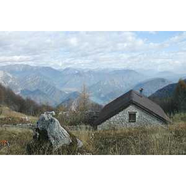 La Casera Salincheit in Val Silisia e il Lago dei Tramonti sullo sfondo. Foto: Archivio del Corpo forestale regionale - Marco Pradella 