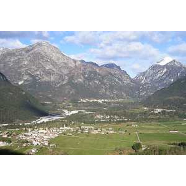 La Val Tramontina con i tre paesi di Tramonti di Sotto, Tramonti di Mezzo e Tramonti di Sopra, e il Monte Rest sullo sfondo. Foto: Archivio del Corpo forestale regionale - Marco Pradella