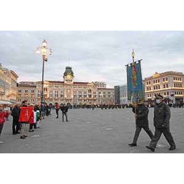 Il gonfalone della Regione Friuli Venezia Giulia alla cerimonia di ammainabandiera solenne in piazza dell'Unità d'Italia a Trieste - Il gonfalone della Regione Friuli Venezia Giulia alla cerimonia di ammainabandiera solenne in piazza dell'Unità d'Italia a Trieste