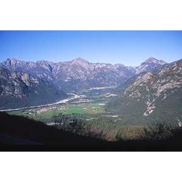 La Val Tramontina con i tre paesi di Tramonti di Sotto, Tramonti di Mezzo e Tramonti di Sopra, e i Monti Rest e Frascola sullo sfondo. Foto: Archivio del Corpo forestale regionale - Marco Pradella