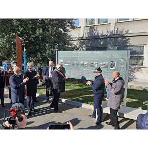 La scopertura del pannello rievocativo della traslazione delle salme del Milite Ignoto in piazza Vittoria a Gorizia - La scopertura del pannello rievocativo della traslazione delle salme del Milite Ignoto in piazza Vittoria a Gorizia