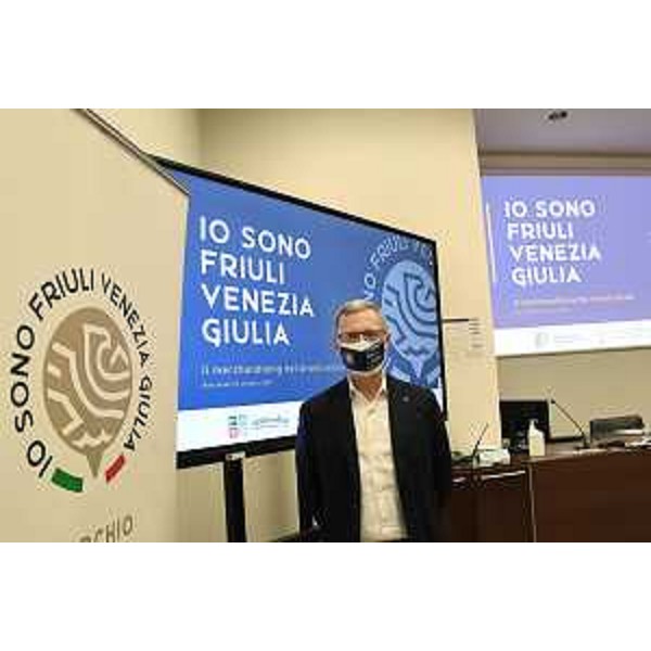 L'assessore alle Risorse agroalimentari e forestali Stefano Zannier alla presentazione dei prodotti del marchio 'Io Sono Friuli Venezia Giulia'. - L'assessore alle Risorse agroalimentari e forestali Stefano Zannier alla presentazione dei prodotti del marchio 'Io Sono Friuli Venezia Giulia'.