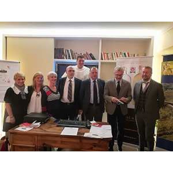 Il presidente Piero Mauro Zanin assieme al sindaco di Tarcento e ai ristoratori, durante la presentazione di "Salvadigus" - Il presidente Piero Mauro Zanin assieme al sindaco di Tarcento e ai ristoratori, durante la presentazione di "Salvadigus"