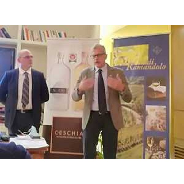 L'intervento di Zanin a Tarcento. Alla sua sinistra, l'albergatore-ristoratore Pio Costantini - L'intervento di Zanin a Tarcento. Alla sua sinistra, l'albergatore-ristoratore Pio Costantini