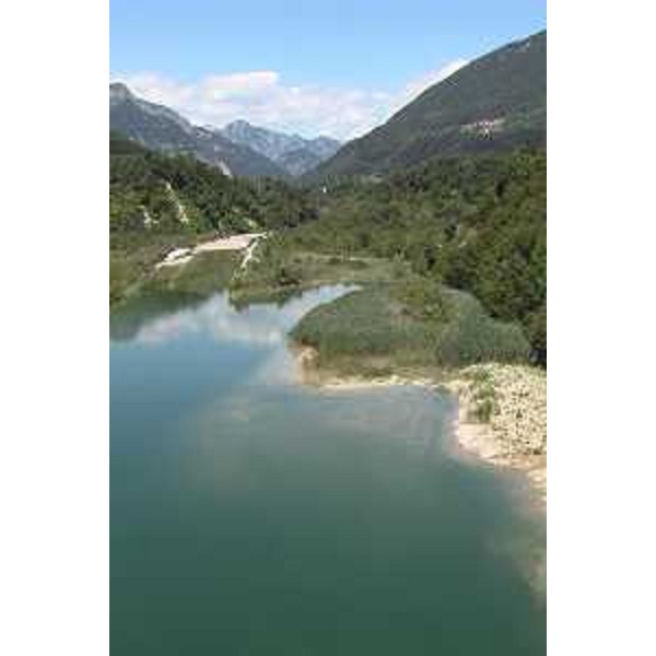 Il Torrente Meduna al Bacino dei Maraldi, con il Monte Corda e il Borgo del Bianco di Meduno (Pordenone). Foto: Archivio del Corpo forestale regionale - Marco Pradella