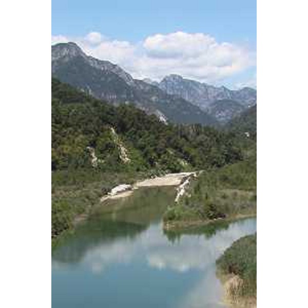 Il Torrente Meduna al Bacino dei Maraldi, con il Monte Rossa e il Monte Corda al centro. Foto: Archivio del Corpo forestale regionale - Marco Pradella