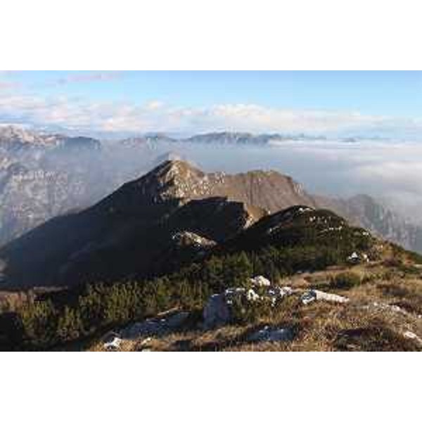 Frisanco (Pordenone): la cresta del Monte Rodolino e foschie verso la Val Meduna, con il Coglians a sx. Foto: Archivio del Corpo forestale regionale - Marco Pradella