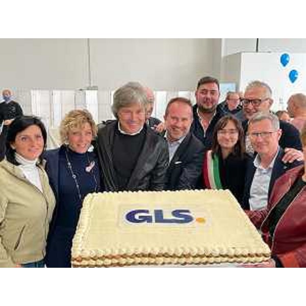 Gli assessori regionali alle Attività produttive, Sergio Emidio Bini, alle Risorse agroalimentari e forestali e alla montagna, Stefano Zannier, e alle Finanze, Barbara Zilli, all'inaugurazione della sede della GLS ad Amaro. - Gli assessori regionali alle Attività produttive, Sergio Emidio Bini, alle Risorse agroalimentari e forestali e alla montagna, Stefano Zannier, e alle Finanze, Barbara Zilli, all'inaugurazione della sede della GLS ad Amaro.