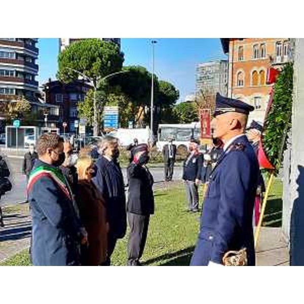 Una fase della cerimonia in ricordo delle vittime della Polizia di Stato svoltasi oggi a Udine alla quale ha partecipato l'assessore regionale alle Attività produttive Sergio Emidio Bini - Una fase della cerimonia in ricordo delle vittime della Polizia di Stato svoltasi oggi a Udine alla quale ha partecipato l'assessore regionale alle Attività produttive Sergio Emidio Bini