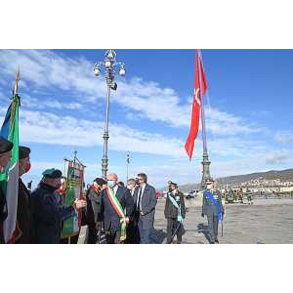 L'assessore regionale Pierpaolo Roberti e il sindaco di Trieste Roberto Dipiazza mentre salutano i rappresenti delle associazioni combattentistiche presenti alla cerimonia - L'assessore regionale Pierpaolo Roberti e il sindaco di Trieste Roberto Dipiazza mentre salutano i rappresenti delle associazioni combattentistiche presenti alla cerimonia